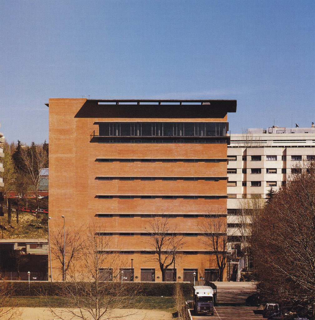 fachada de ladrillo de la biblioteca de la uned